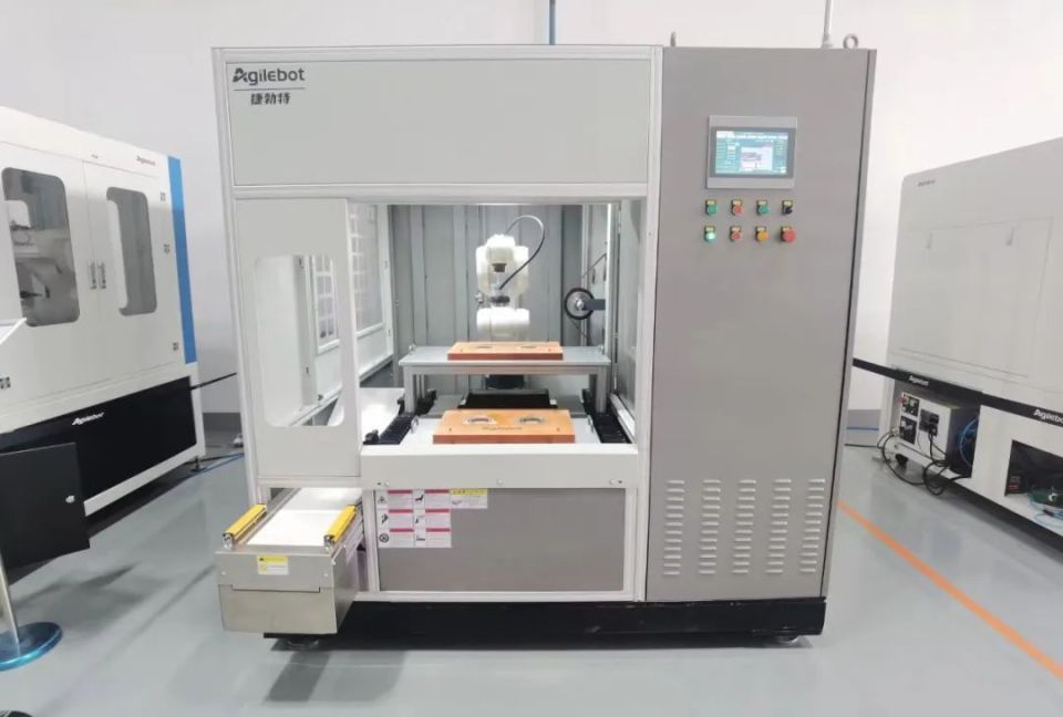 青資向“新”力 以芯片、智造、人工智能驅(qū)動(dòng)通訊技術(shù)向“新”而行，以“質(zhì)”致遠(yuǎn)